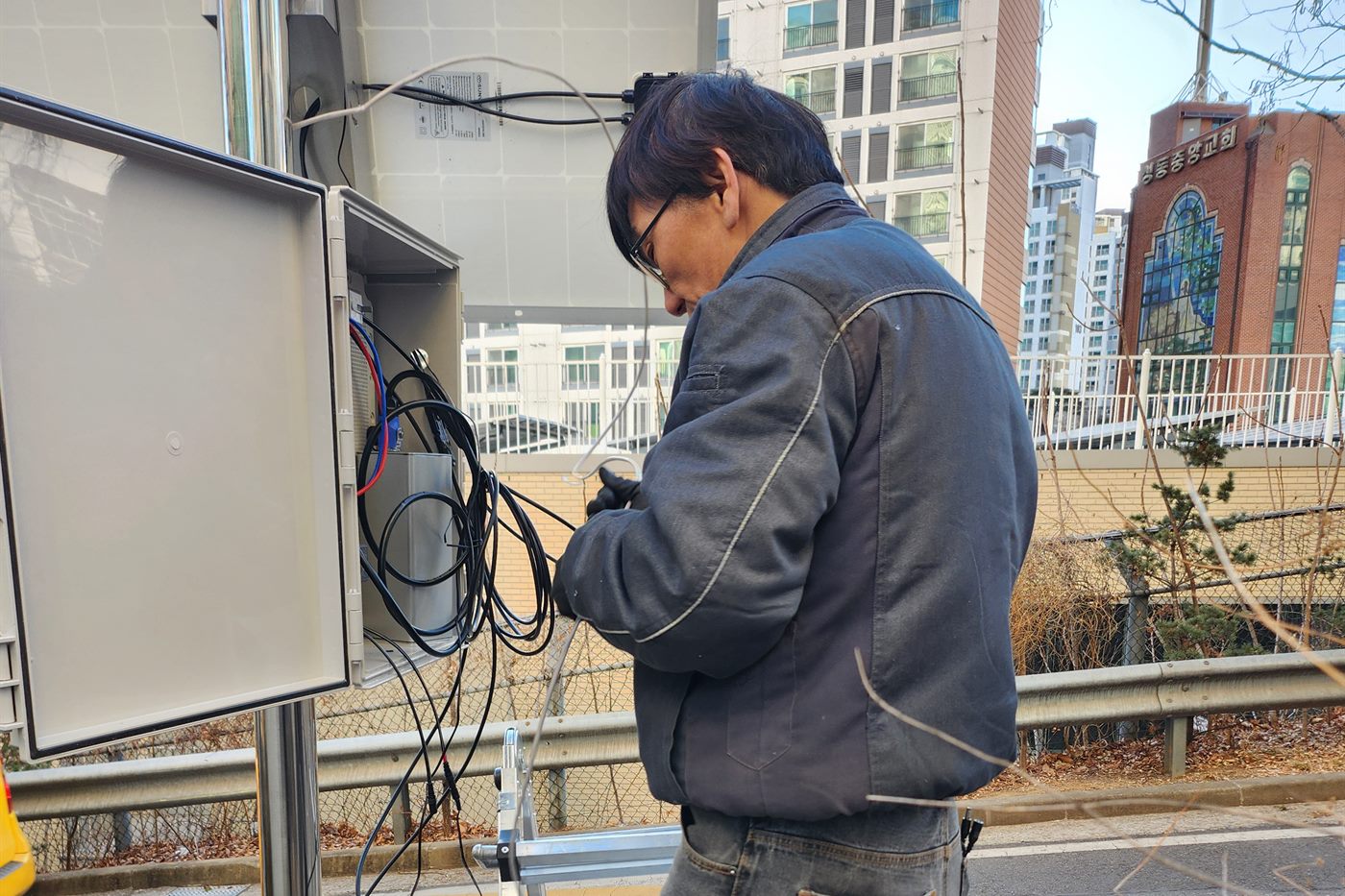 옥외 함체에서 배선 작업을 진행 중인 설치 현장